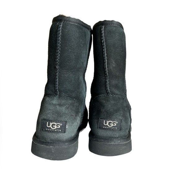 UGG black sheepskin  classic short II boot US 8 - Picture 4 of 16